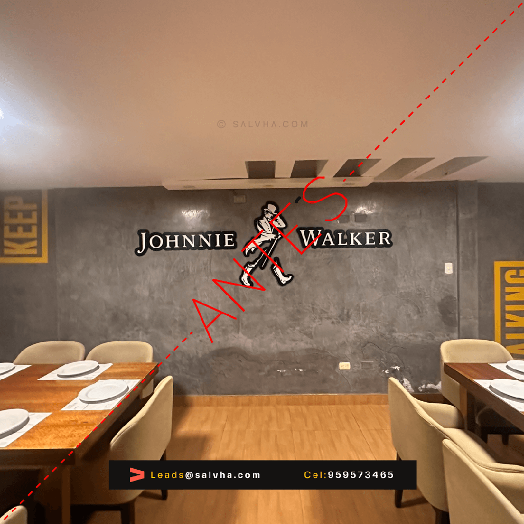 Logotipo de metal con pared luminosa