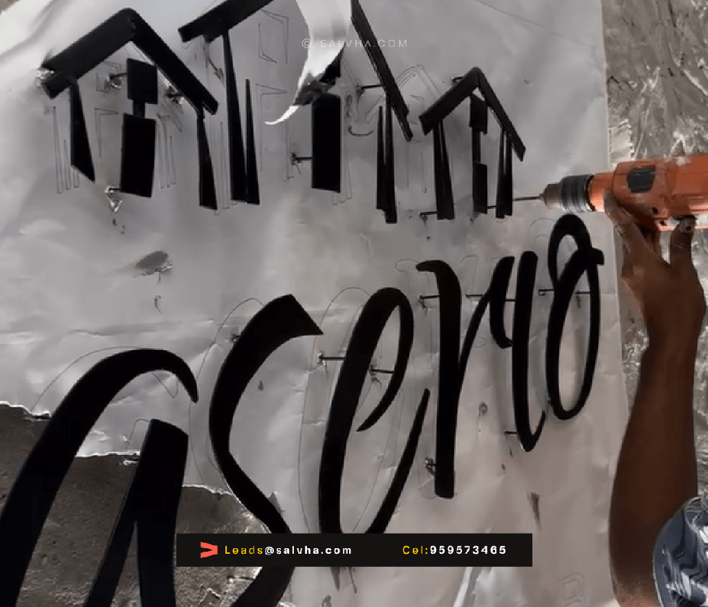 Logotipo de metal con pared luminosa